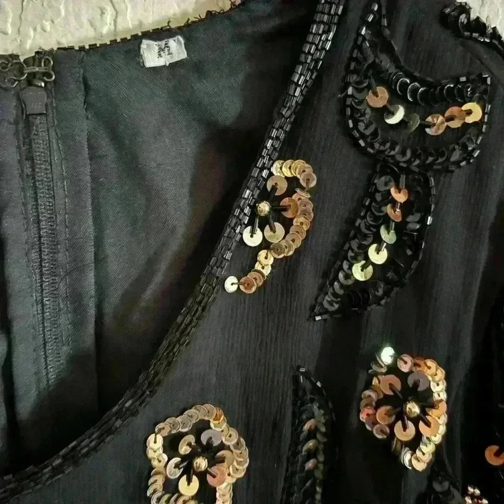 Channa blouse with exquisite sequin detail - Picture 3 of 6